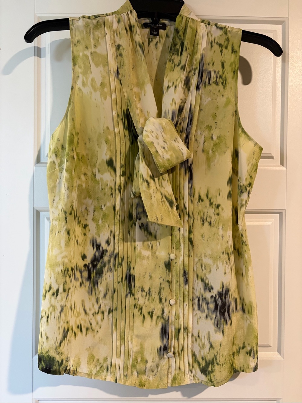 Ann Taylor | Silk Sleeveless Tie-Neck Blouse w Buttons in Abstract Print |Sz 2